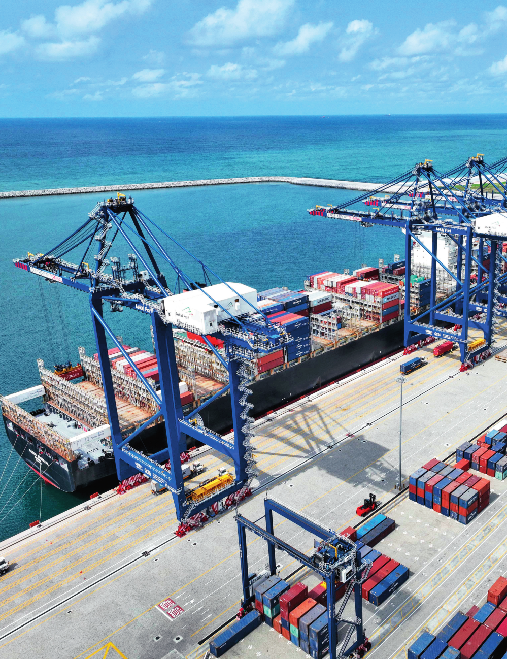 由中国港湾工程有限责任公司承建的尼日利亚莱基深水港位于中尼合作建设的拉各斯莱基自贸区内,是尼日利亚首个现代化深水港和最大港口。图为一艘货轮在尼日利亚拉各斯莱基深水港装卸集装箱(2024 年 3 月 11 日摄)莱基港公司供图