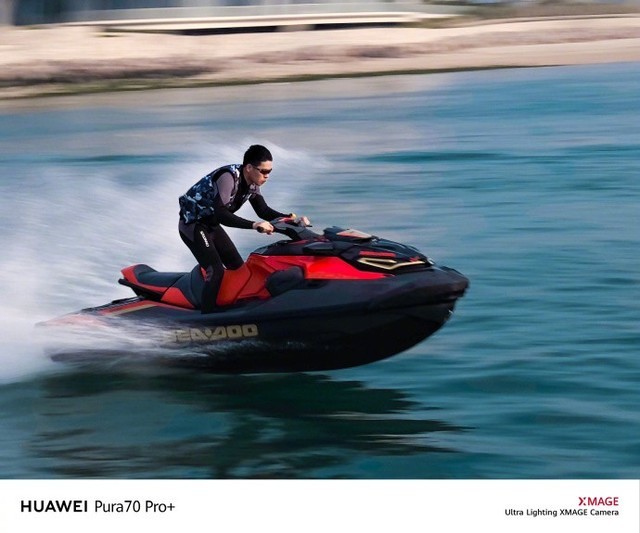 抓拍羽毛球击球瞬间,华为Pura70系列“超高速风驰闪拍”不只是快