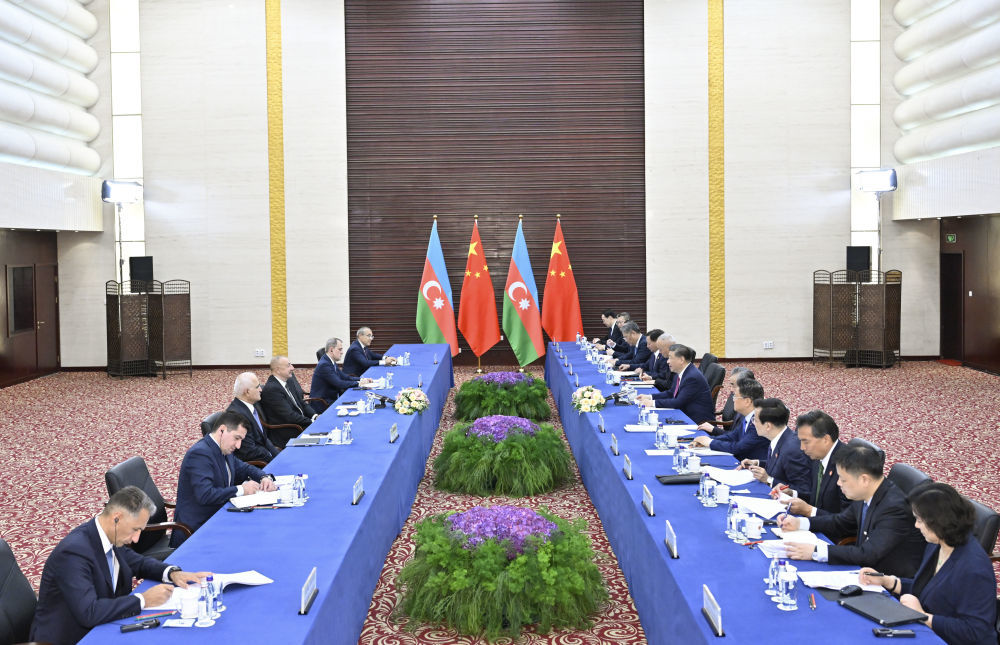 当地时间7月3日下午，国家主席习近平在阿斯塔纳出席上海合作组织峰会前会见阿塞拜疆总统阿利耶夫。新华社记者 岳月伟 摄