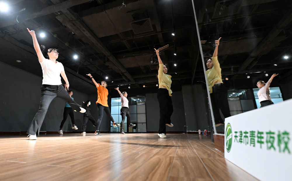 在天津青年宫，学员在青年夜校练习有氧健身舞（2024年4月23日摄）。新华社记者 赵子硕 摄