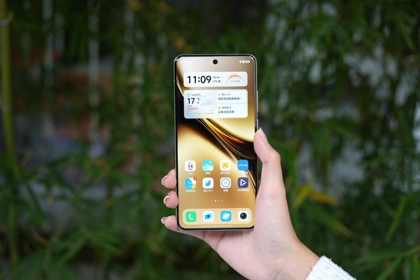 vivo X200系列搭载一块“蔡司专家色调屏”