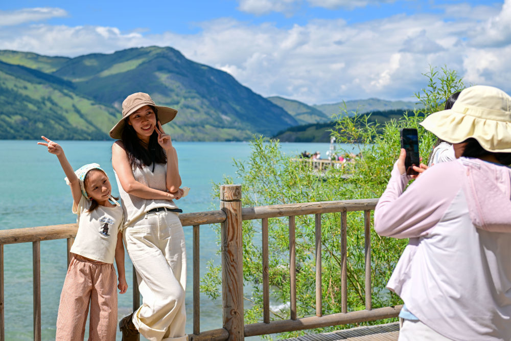 游客在新疆阿勒泰地区喀纳斯景区观光游览（7月22日摄）。