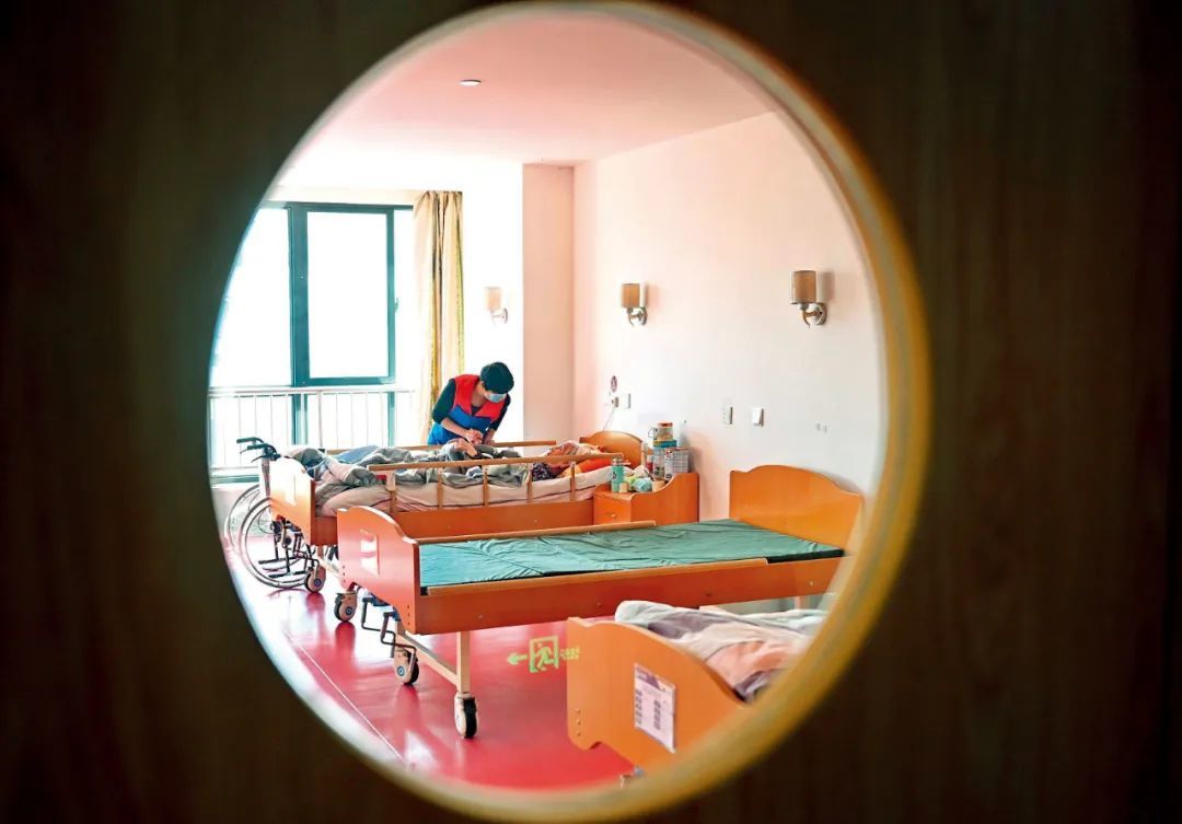 2021年11月25日,在福建晋江市社会福利中心,长护险机构护理单位青鸟颐居(晋江)养老服务有限公司护理人员为参保长护险的老人服务。