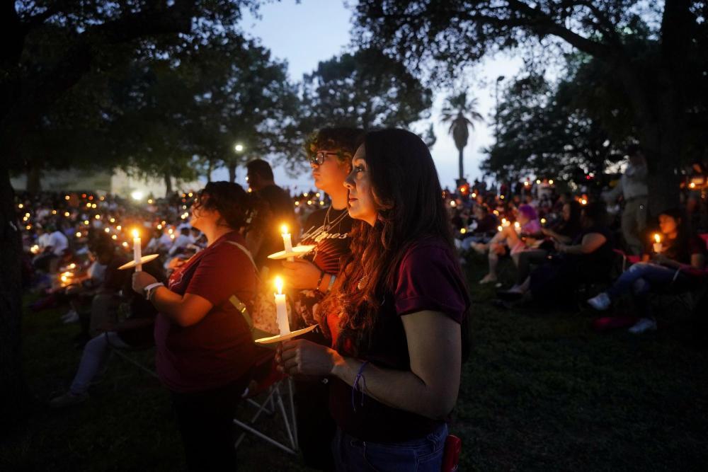 2023年5月24日，在美国得克萨斯州小城尤瓦尔迪，人们参加守夜仪式悼念校园枪击遇害者。新华社记者吴晓凌摄