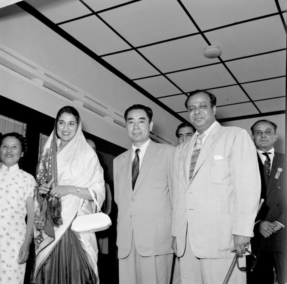 1955年4月18日至24日，29个亚非国家和地区的政府代表团在印度尼西亚万隆召开亚非会议。图为会议期间，周恩来总理同巴基斯坦总理穆罕默德·阿里及夫人在一起。新华社记者钱嗣杰摄