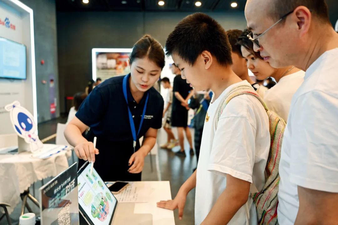 8月2日，广州一名小学生在2024年数字文娱科技与应用展览上体验“AI学习机”。