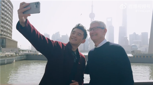 苹果CEO库克突然到访上海：与郑恺外滩偶遇 品尝特色小吃汤包