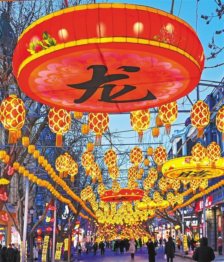 2月21日，黑龙江哈尔滨市中央大街花灯璀璨夺目，处处洋溢着喜庆祥和的节日气氛。原 勇摄（中经视觉）