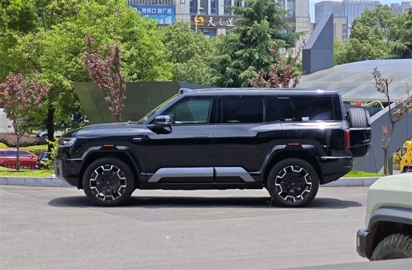 有望配华为高阶智驾 方程豹旗舰豹8实车曝光:气场压过奔驰大G