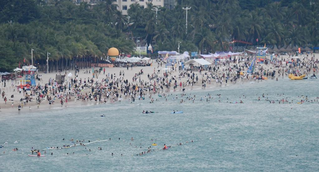 10月4日，三亚市大东海旅游区游东谈主如织。新华社记者赵颖全　摄