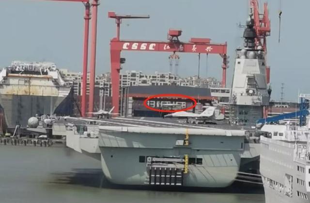 （福建艦甲板上出現(xiàn)的頂著“盤子”的飛機）