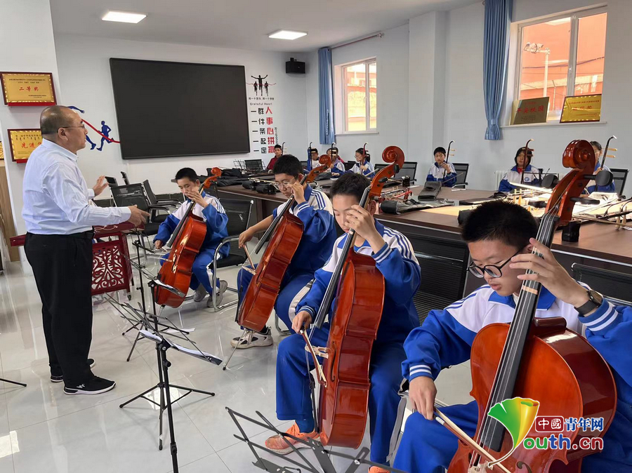 周末的校园里，同学们在老师的指导下练习大提琴、二胡。中国青年网记者 秦亮 摄