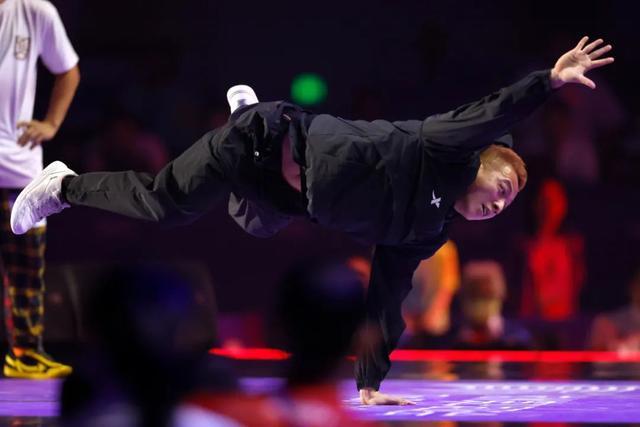 日前,杭州第19届亚运会霹雳舞比赛开赛。图为中国选手商小宇在男子组资格赛比赛中。中新社记者 富田 摄