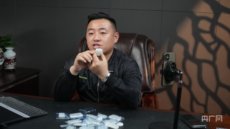 主播正在直播销售玉石 （央广网发 娜迪热 摄）