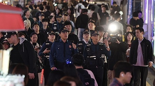 2024年10月26日，万圣节前夕，韩国警察在首尔西部弘益大学站附近街道巡逻 图源：韩联社