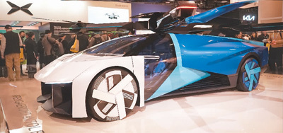 在美国拉斯维加斯消费电子展上,观众在参观中国企业小鹏的“飞行汽车”展区。 曾 慧摄(新华社发)