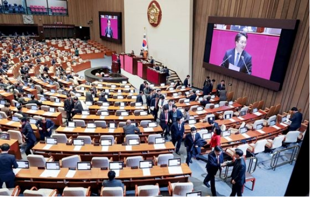 图为由韩国在野党共同民主党主导的《大庄洞50亿俱乐部特检法》和《金建希特检法》28日下午在国会全体会议上依次表决通过，反对表决的执政党国民力量党议员们纷纷离场以示抗议。 图源：韩媒