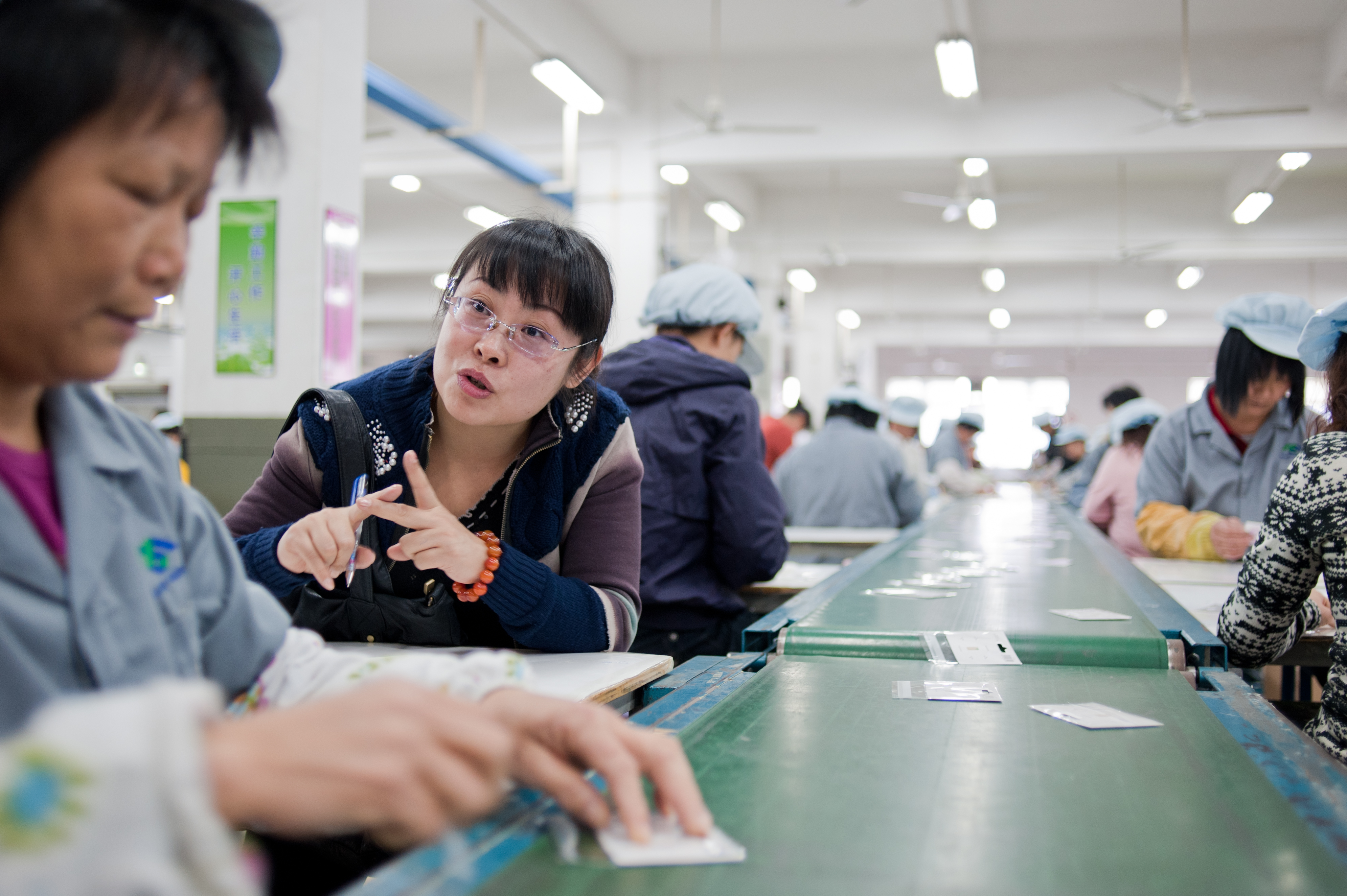 丁燕在工廠采訪