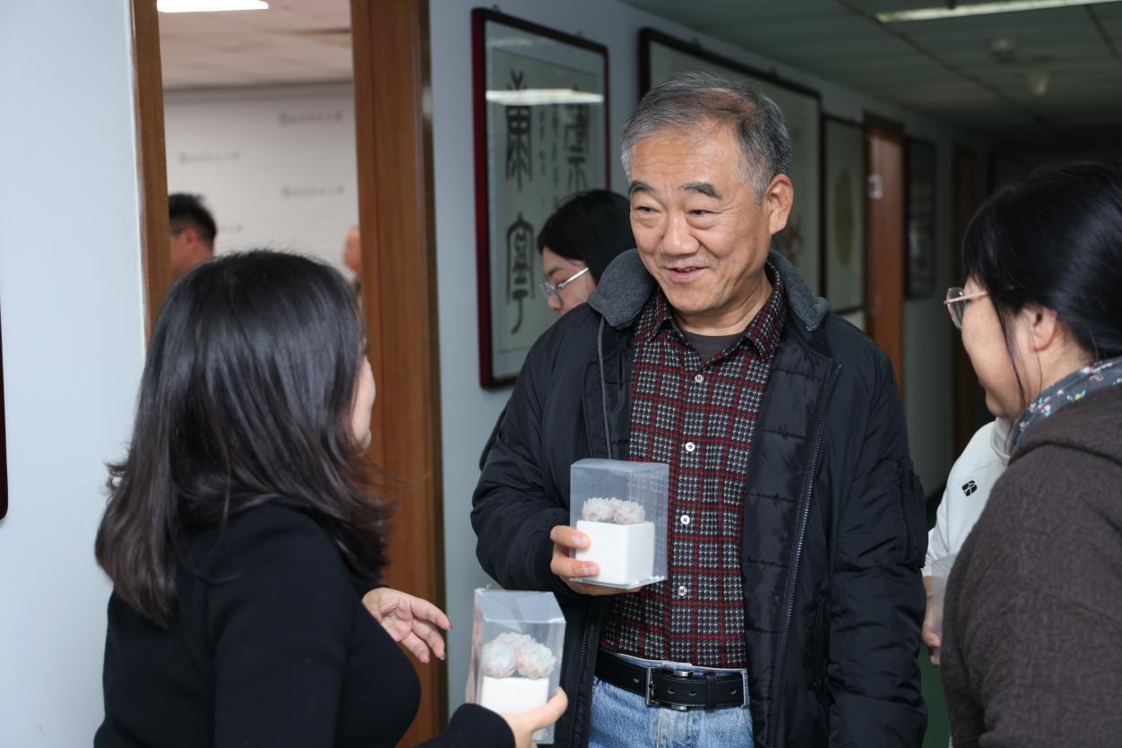 图为与会学员会后交流。