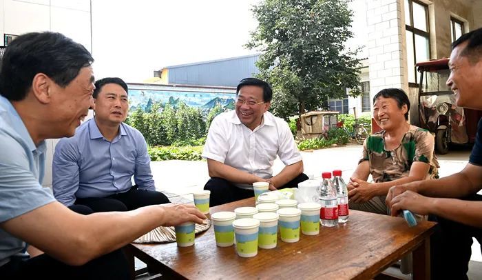 新任农业农村部党组书记韩俊在河北调研，向当地农业专家请教良策
