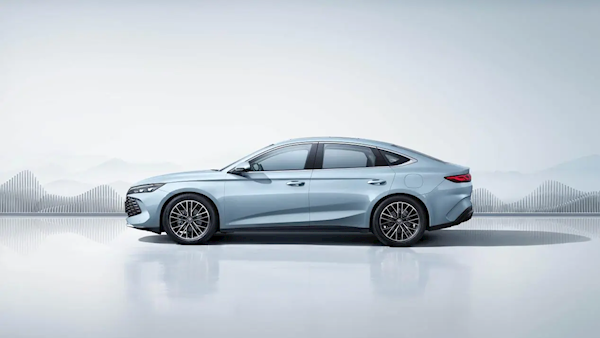 搭载第五代DM-i混动系统!比亚迪秦L DM-i亮相:预计售价12万起