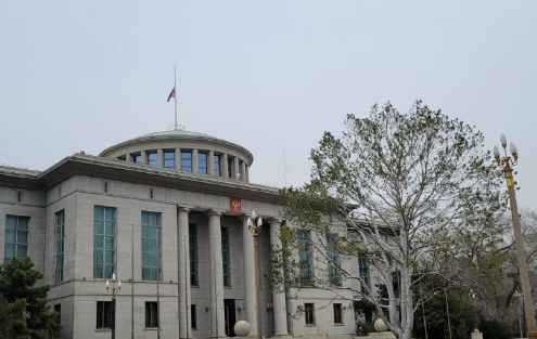 据俄新社3月24日报道，俄罗斯驻华大使馆已降半旗，向莫斯科州音乐厅恐怖袭击事件中的遇难者致哀。此图为报道配图