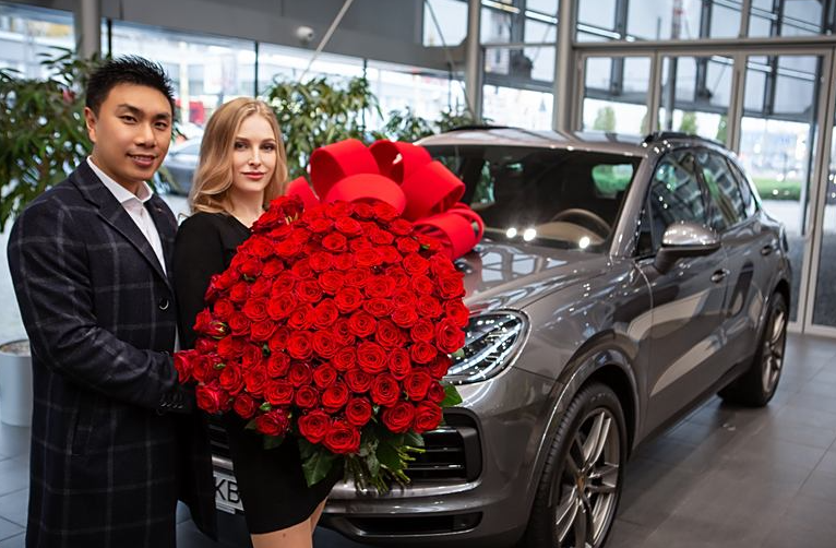 还记得中国小伙和乌克兰媳妇吗?他俩离婚了,还为了抢保时捷报警