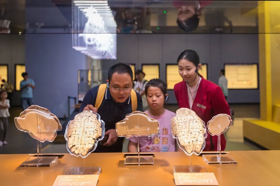 8月4日，河南省安阳市殷墟博物馆展出的“子何人哉——殷墟花园庄东地甲骨特展”，游客纷至沓来。王建安摄（中经视觉）