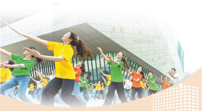 长沙市群艺馆的学员在滨江文化园跳舞。董 阳摄