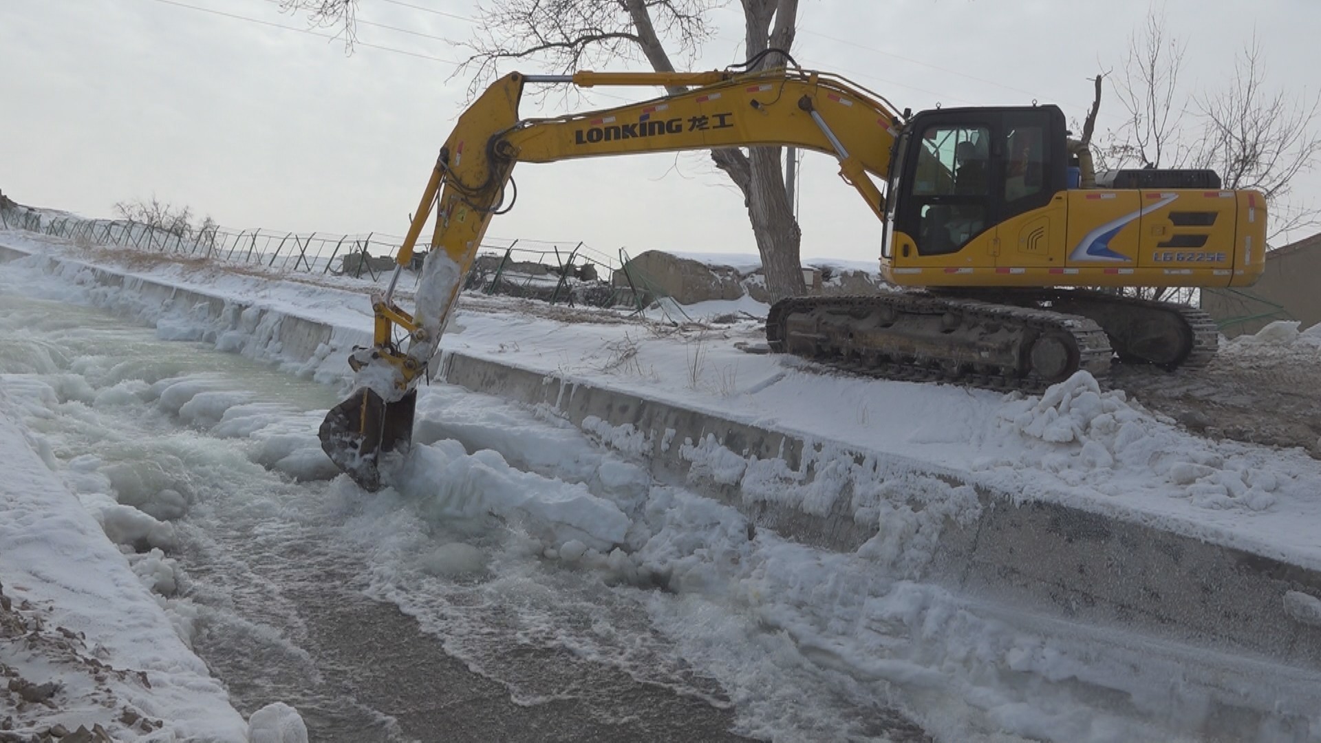 2月25日，在福海水库进水口，工作人员正操纵着挖掘机进行破冰工作，为春耕做好准备工作。福海县融媒体中心供图