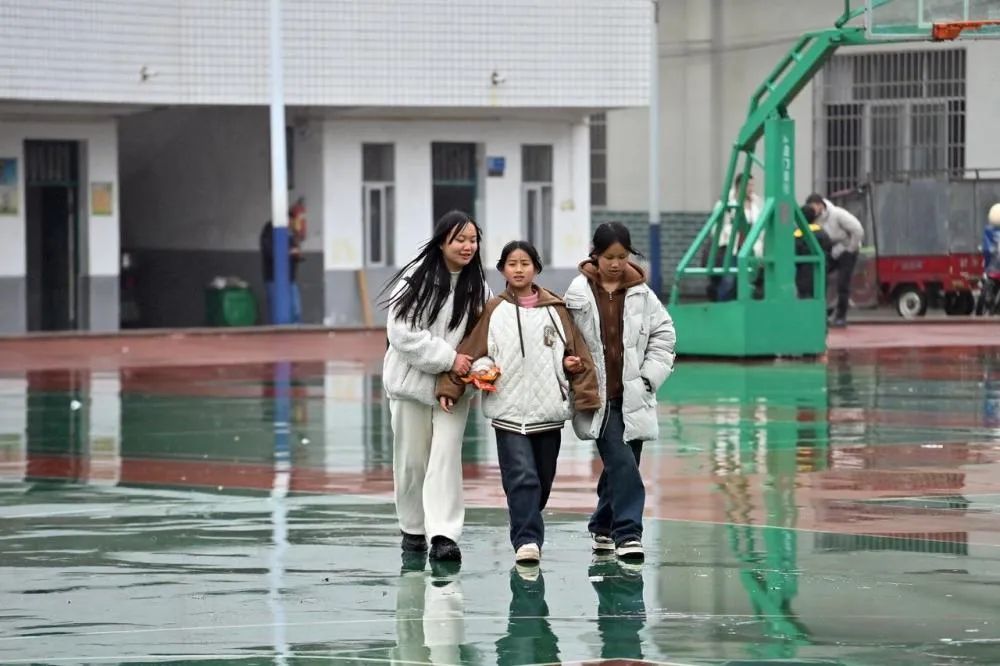 在桂林市全州县蕉江瑶族乡中心小学,21岁的凤艳萍(左一)和妹妹盘云芳