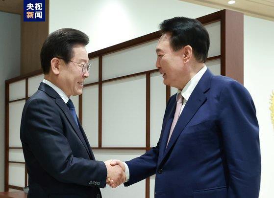 △韩国总统尹锡悦（右）和最大在野党共同民主党党首李在明（左）