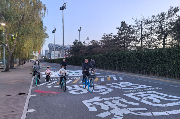 在北京奥林匹克公园，市民游客骑行在“鸟巢”旁的骑行路线上（11月16日摄）。新华社记者 鞠焕宗 摄