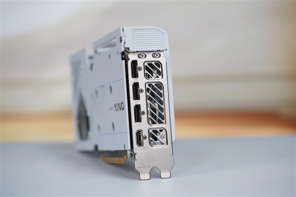 纯白双风扇!傲世追日Intel锐炫B580 OC显卡图赏