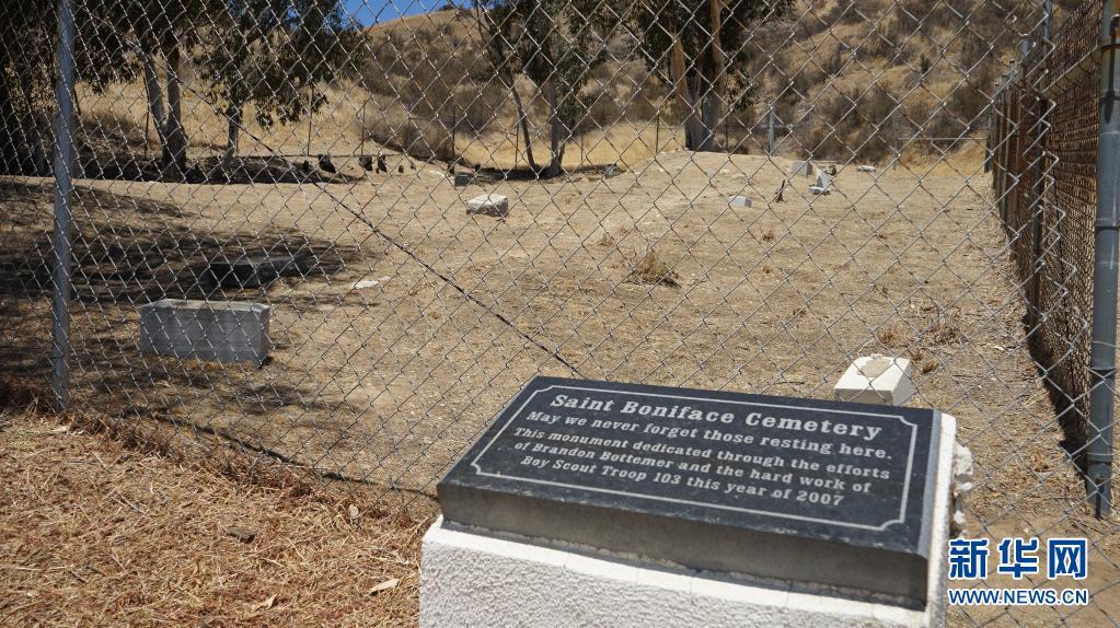美国加利福尼亚州的圣博尼费斯印第安工业学校墓地。从1819年“印第安人文明开化法案”开始，美国实施一系列旨在所谓同化印第安人的法律政策，在全国范围设立或资助寄宿学校，强行安排印第安儿童入学。有学者估计，150多年时间里，可能直接或间接导致多达4万名印第安儿童死亡。新华社发（曾慧摄）