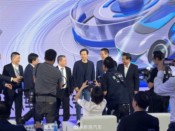 雷军余承东罕见同框 现场互相喊话:华为在硬核科技领先小米等友商