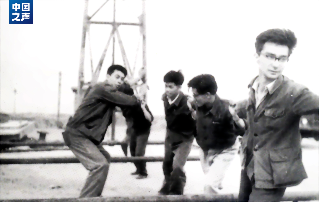 △1965年王德民（右1）在采油工艺研究所3号试验井人拉钢丝做投捞试验