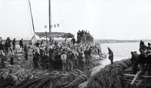 1958年，山东人民治黄抢险。