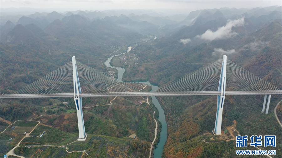 近日拍摄的平塘“天空之桥”一景。新华网 周远钢 摄