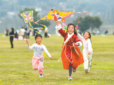 小朋友们在长江上游最大的江心岛——重庆广阳岛上放风筝。良好生态吸引众多游客上岛游玩。近年来，广阳岛积极探索以江河文化保护传承为着力点的生态产品价值实现新路径。新华社记者 王全超摄