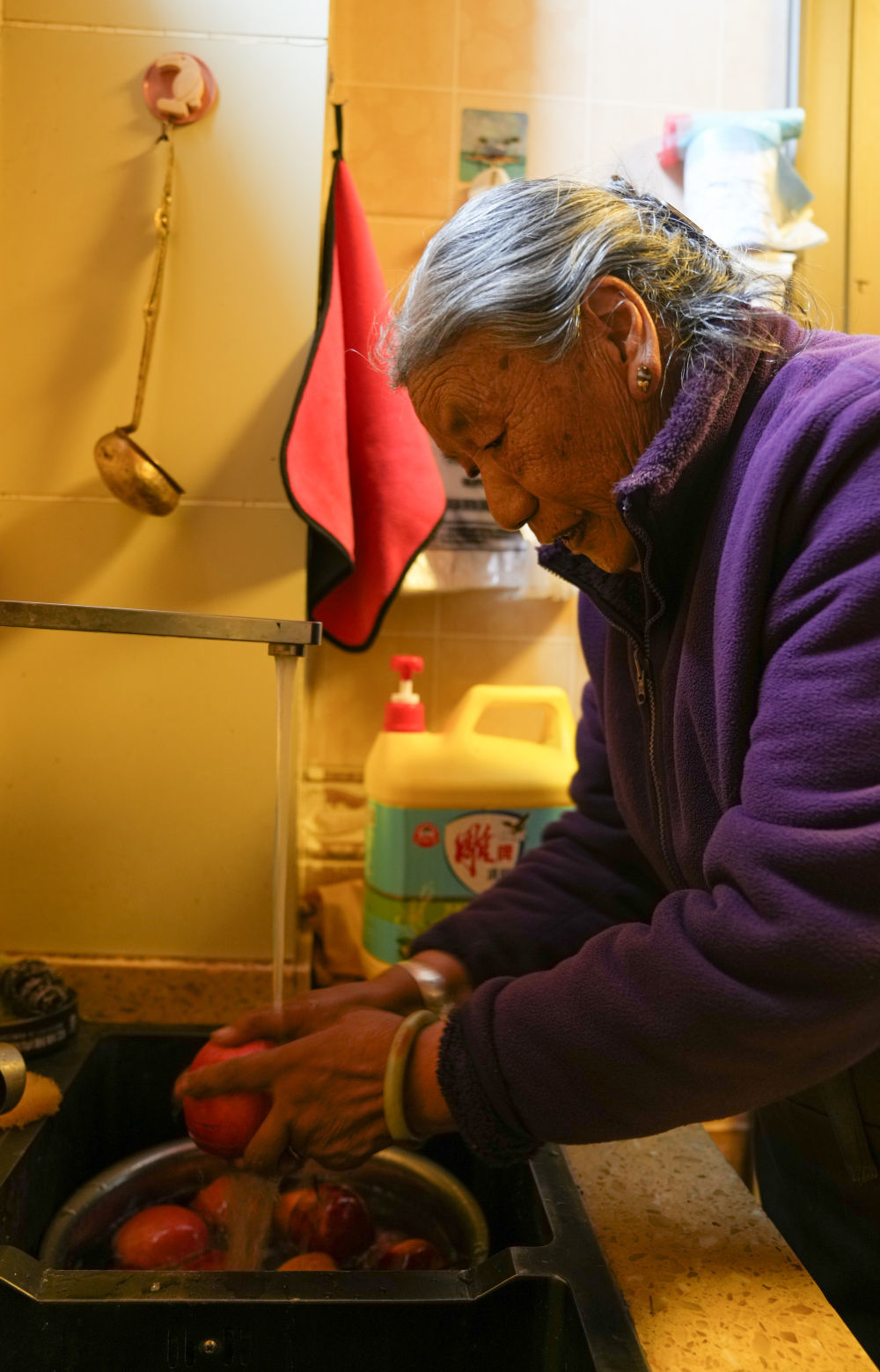 格桑玉珍在家中洗苹果（4月3日摄）。新华社记者 晋美多吉 摄