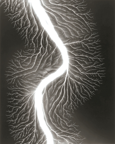 杉本博司,《放电场225》,2009,明胶银盐相纸,149.2×119.4cm。公式Hiroshi Sugimoto,图片由艺术家提供