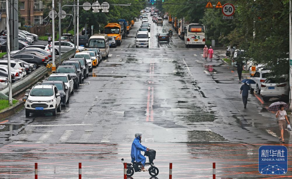 7月28日，在辽宁省沈阳市和平区，市民在雨中出行。新华社记者 杨青 摄