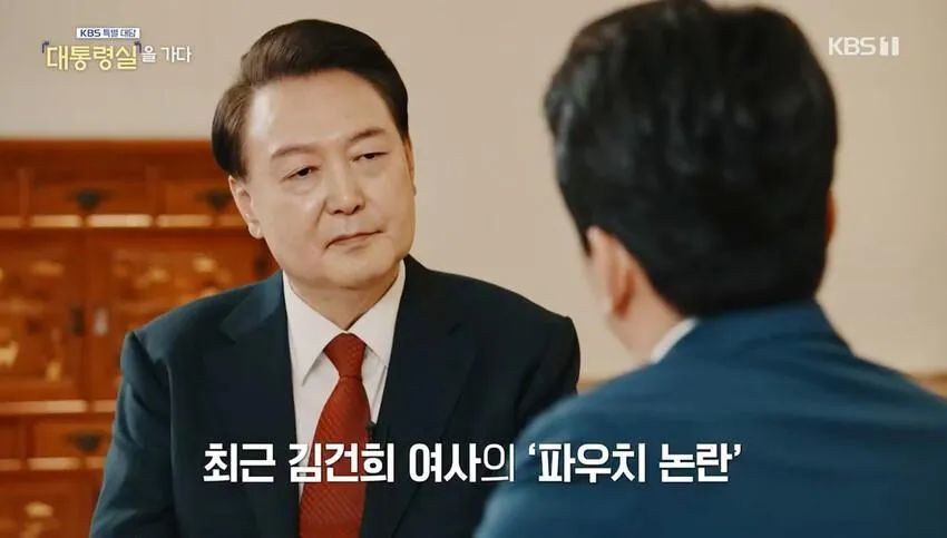 ◆2024年2月7日,韩国广播公司播出的《总统府特别谈话》节目中,尹锡悦首次正式回应了妻子的迪奥包事件。