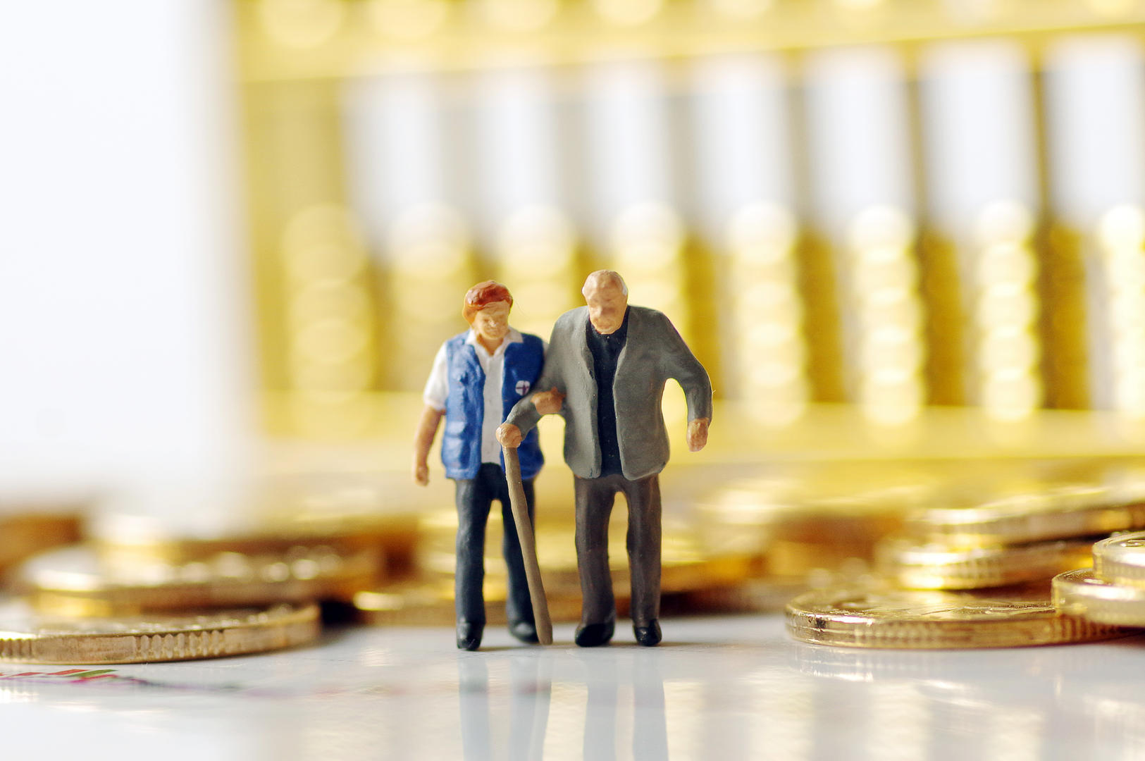 创意配图：养老金 养老机构 养老院 养老产业.jpg
