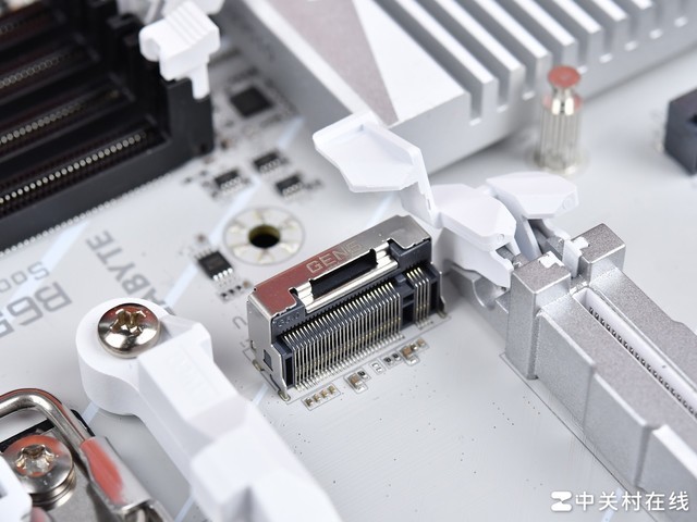 轻松超频锐龙7 8700G 技嘉B650E冰雕X主板评测