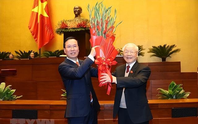 2023年3月，武文赏就职越南国家主席时，阮富仲到场献花表示祝贺。