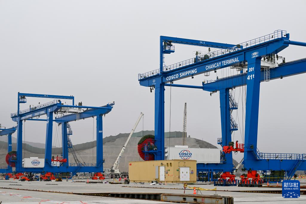 这是6月21日在秘鲁钱凯港拍摄的码头操作区的轨道吊。 新华社记者 李木子 摄