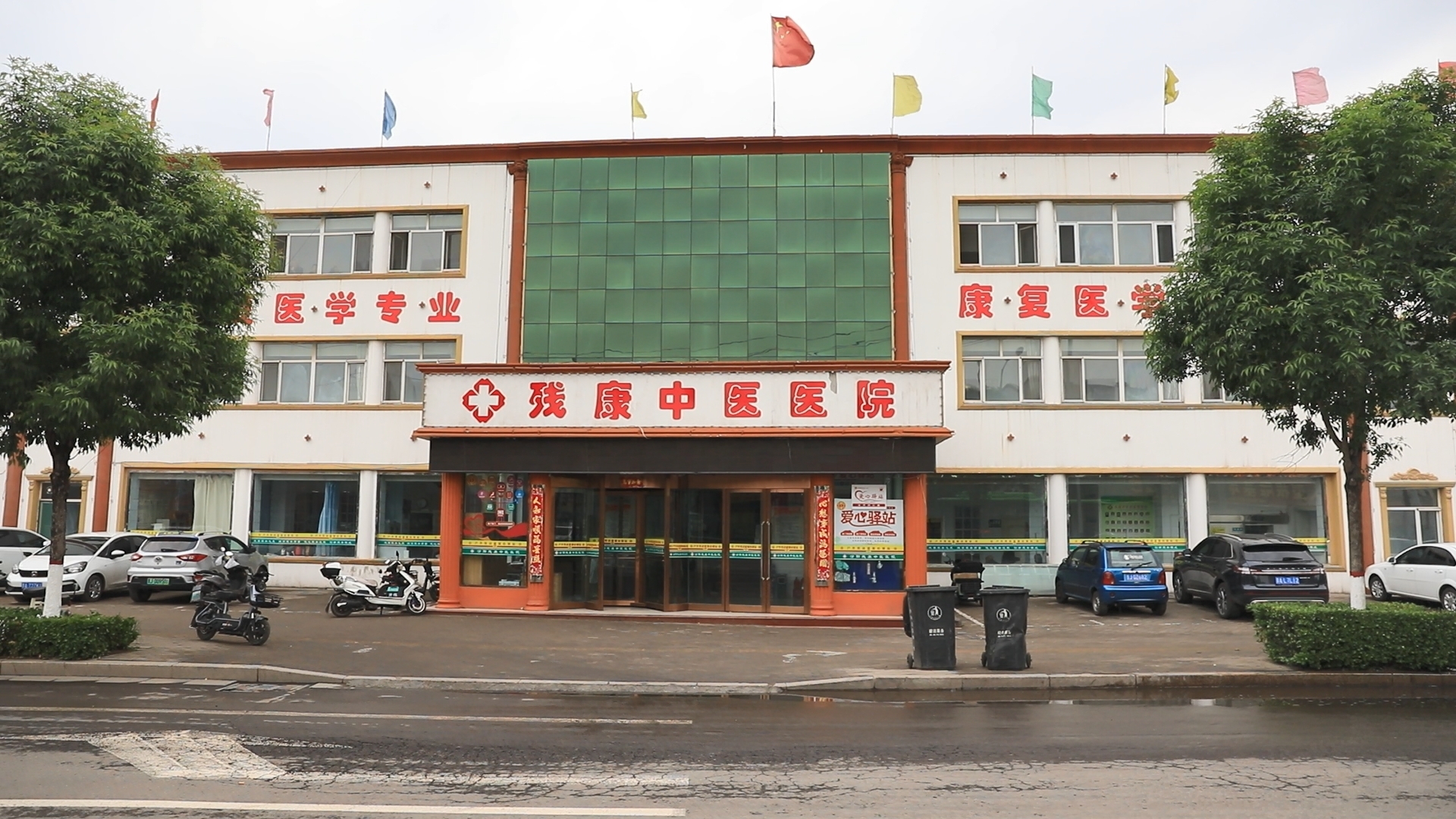 上图是在国家医保报销平台上查询到的某位五保老人在残康中医医院的医保报销记录，2023年住院3次，2024年春季住院1次。（拼板照片）新华社发（杨哲摄）