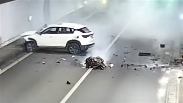 SUV高速撞上隧道 发动机都被撞飞!司机:空调太暖 睡着了